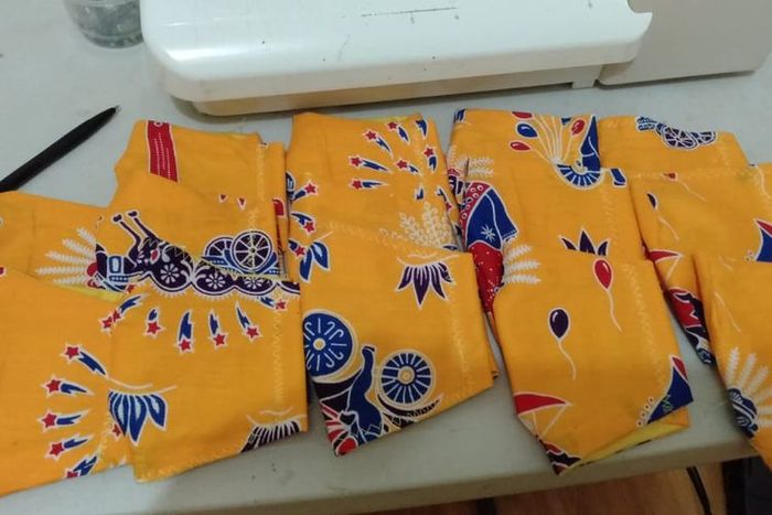 Masker kain unik bermotif batik yang dibuat oleh siswa disabilitas di Jakarta.