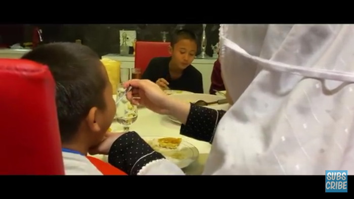 Putri delina telaten suapi adik bungsunyaTangkap layar youtube/putri delina