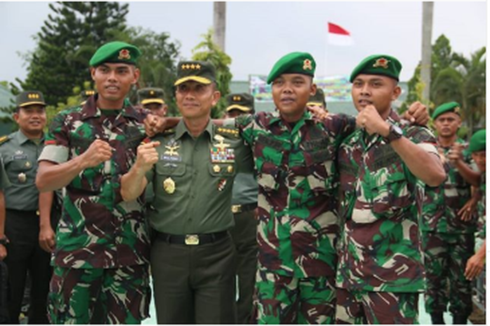 Jenderal TNI (Purn) Mulyono dekat dengan prajuritnya