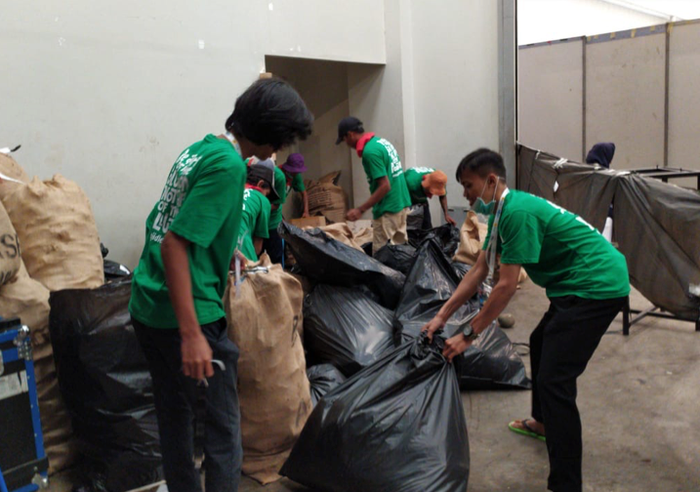 Tim Wastehub.id dan relawan saat mengelola sampah kegiatan pameran.