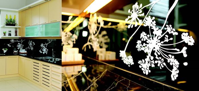 Cutting stcker pada backsplash ini selain berfungsi sebagai estetika juga fungsional.