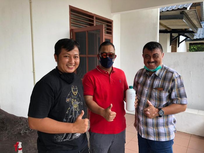 Laksma TNI Dr Suradi AS S.Sos, ST MM berama pelanggan ramuan herbalnya