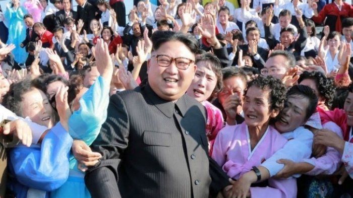 (ilustrasi) Kim Jong Un dan warga Korea Utara