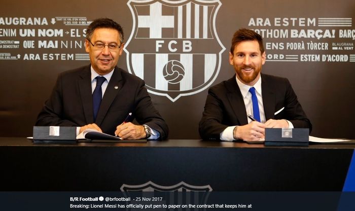 Eks presiden Barcelona, Josep Maria Bartomeu, duduk bersebelahan dengan Lionel Messi yang menandatangani kontrak baru pada November 2017.