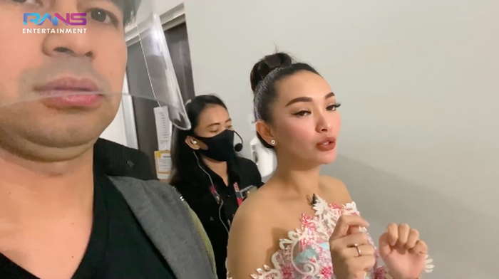 Zaskia dan Raffi berbincang sembari berjalan menuju lokasi take acara sahur