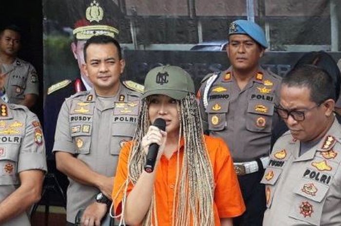 Lucinta Luna saat mengutarakan permintaan maafnya kepada masyarakat atas kasus narkoba yang menjeratnya.