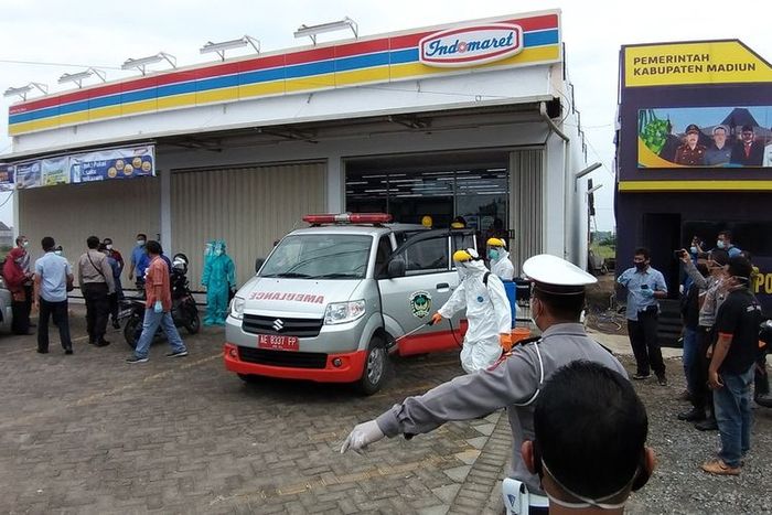 EVAKUASI--Nampak tim Satgas Percepatan Penanganan Covid-19 Kabupaten Madiun mengevakuasi Wahyu Utami (30), perempuan asal Pati, Jawa Tengah yang ditemukan pingsan di toilet Indomaret Dumpil, Desa Bagi, Kecamatan Madiun, Kabupaten Madiun, Jawa Timur, Kamis (30/4/2020) siang.