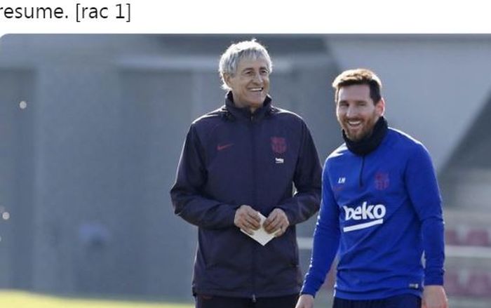 Pelatih Barcelona, Quique Setien, tertawa bersama Lionel Messi.