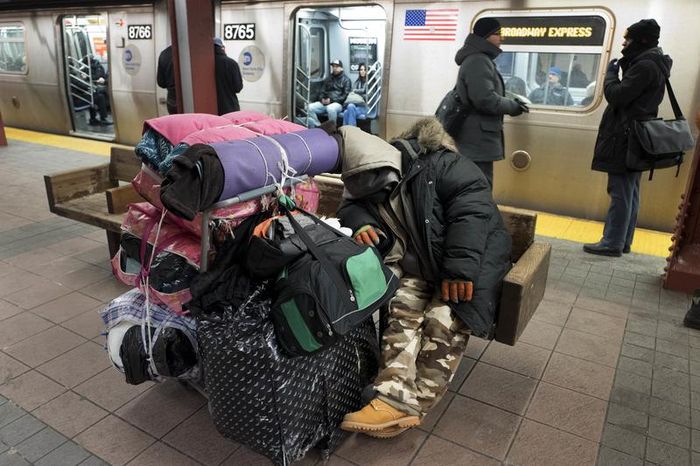 Tunawisma menumpuk di subway New York, AS.