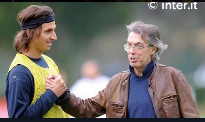 Massimo Moratti (kanan) bersalaman dengan Zlatan Ibrahimovic yang memperkuat Inter Milan.