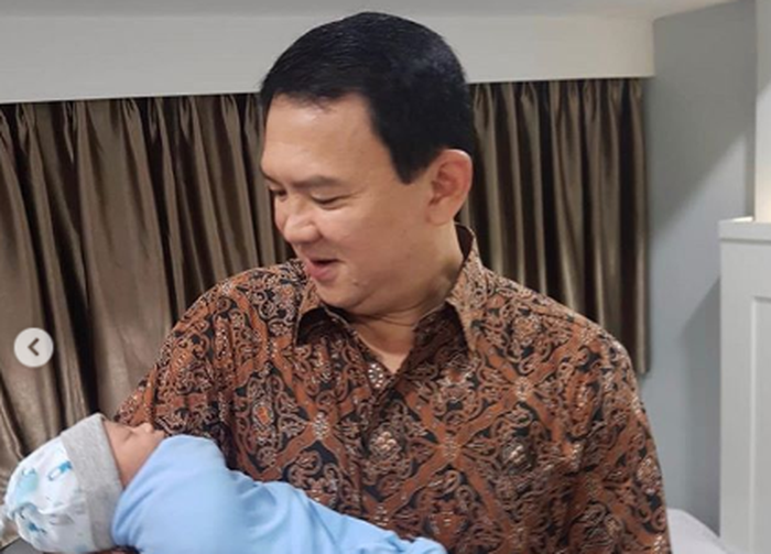 Momen Ahok gendong Yosafat