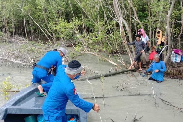 Sebanyak 13 TKI Ilegal bersusah payah naik ke kapal patroli gabungan dari pinggir hutan bakau di perairan Asahan pada Jumat (1/5/2020) pagi tadi. Sebelum ditemukan telantar, mereka 2 hari 2 malam di atas makam tanpa makan.