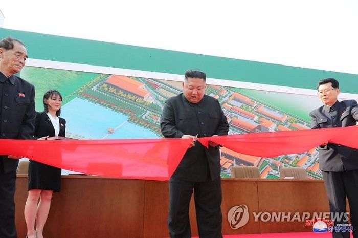 Foto Kim Jong Un sedang menggunting pita yang dirilis media nasional Korea Utara.