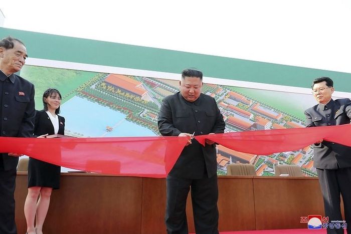 Kim Jong Un memotong pita peresmian pabrik pupuk di Pyongan Selatan, <a href='https://pontianak.tribunnews.com/tag/pyongyang' title='Pyongyang'>Pyongyang</a>, Korut pada 2 Mei 2020
