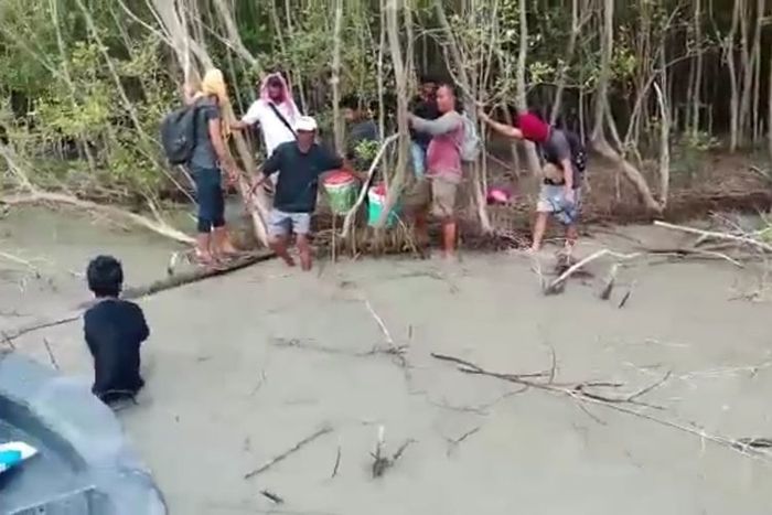 Tangkapan video memperlihatkan TKI Ilegal kesusahan naik ke kapal patroli yang menemukan mereka telantar di pinggir hutan bakau di perairan Asahan pada Jumat (1/5/2020) pagi tadi. Sebelum ditemukan, mereka 2 hari 2 malam tidak makan di tengah laut.