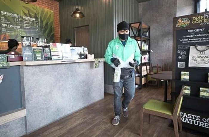 Kritee Youngfuengmont, seorang pilot yang banting setir jadi kurir makanan setelah dirumahkan gegara wabah virus corona.