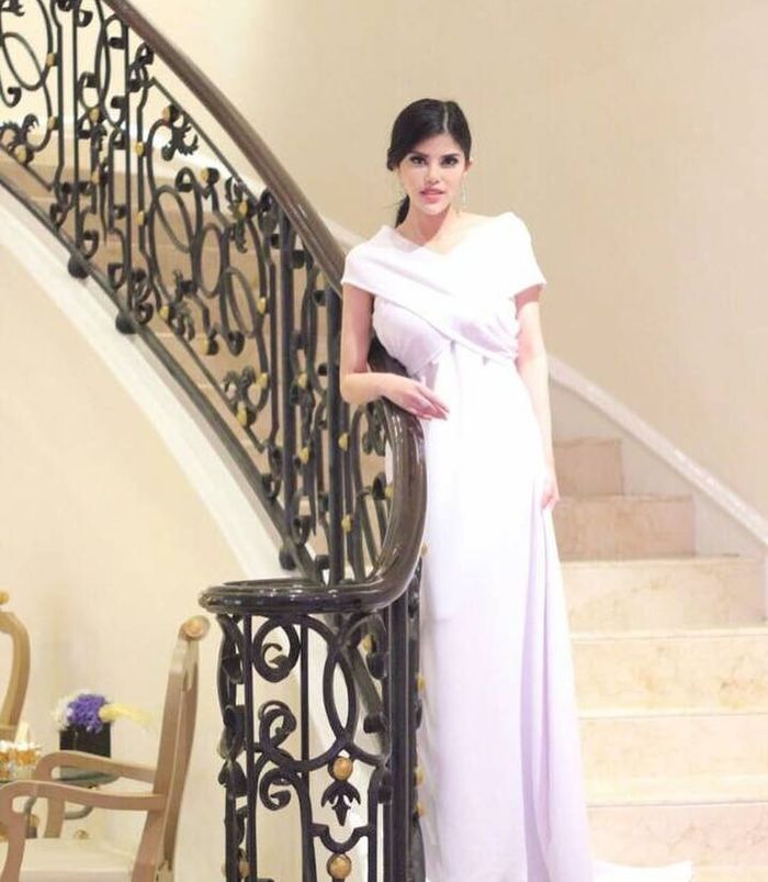 Tangga di rumah Dita juga terkesan mewah dan elegan