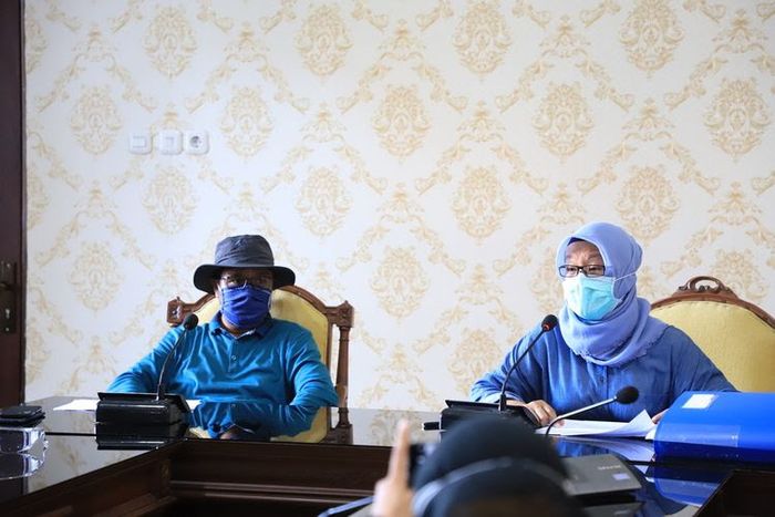 Wakil Koordinator Hubungan Masyarakat Gugus Tugas Percepatan Penanganan Covid-19 Surabaya, M Fikser dan Koordinator Bidang Pencegahan, Gugus Tugas Percepatan Penanganan Covid-19 Surabaya, Febria Rachmanita saat menggelar jumpa pers soal kasus Covid-19 di pabrik rokok PT HM Samporna Tbk di Balai Kota Surabaya, Sabtu (2/5/2020).