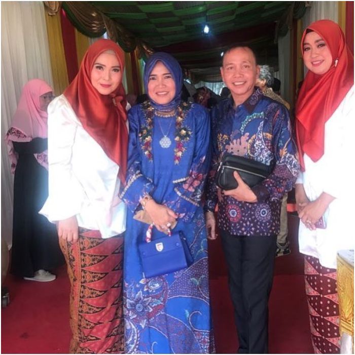 Gaya ibunda Ayu Ting Ting saat kondangan