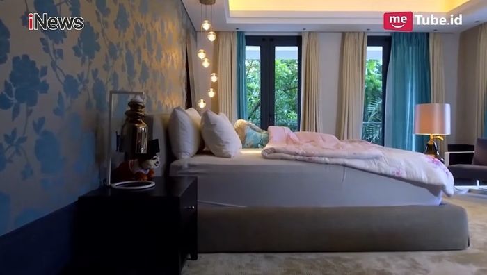 Kamar Tidur Milik Dita sangat nyaman dan membuat sang pemilik akan betah berlama-lama di kamar