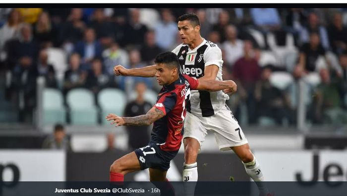 Aksi Cristian Romero mengawal ketat Cristiano Ronaldo dalam pertandingan Juventus melawan Genoa.