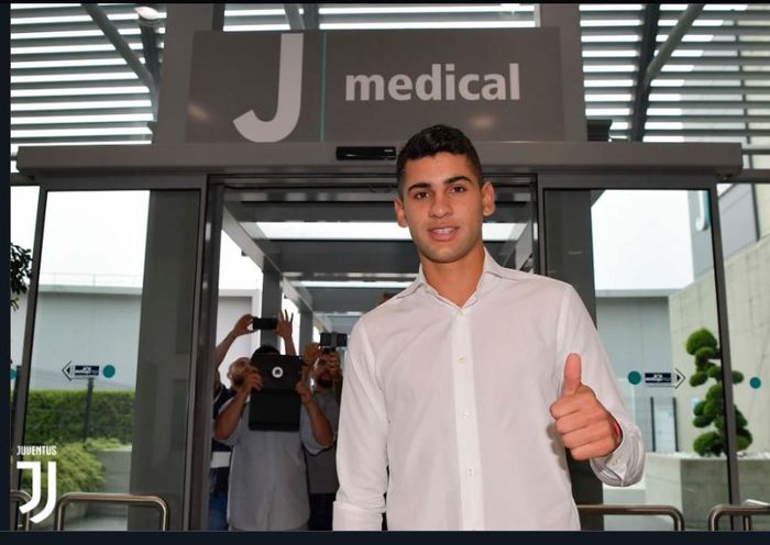 Cristian Romero saat menjalani tes medis di Juventus.