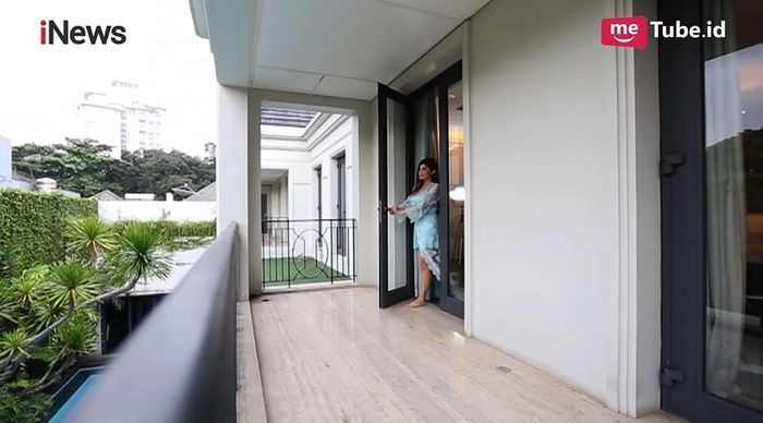 Balkon Rumah Dita juga terlihat sangat luas