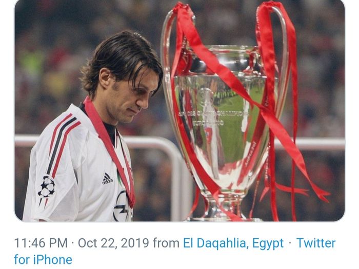 Paolo Maldini saat gagal membawa AC Milan juara Liga Champions musim 2004-2005 setelah kalah dari Liverpool pada partai final.