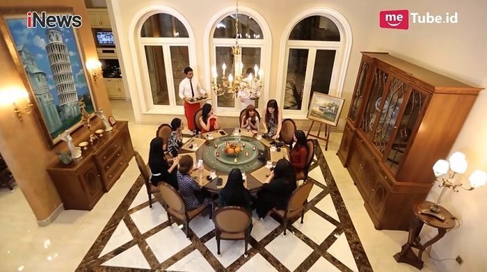 Gak disangka ternyata Dita miliki ruang makan yang mewah dan elegan