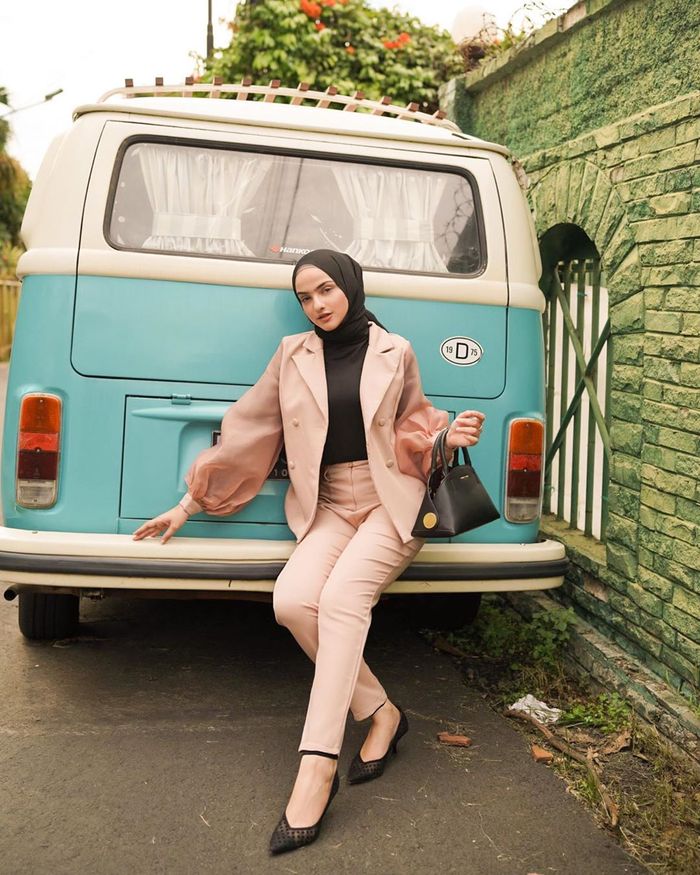 Inspirasi Foto OOTD Hijab #DiRumahAja dengan Blazer Keren Ini