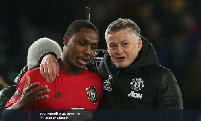 Odion Ighalo dan Ole Gunnar Solskjaer tampak bercengkrama usai pertandingan Piala FA yang dilakoni Manchester United pada awal Maret 2020.