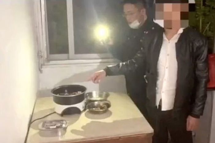 Seorang pria China tertangkap memasak angsa hitam curian dari taman di rumahnya