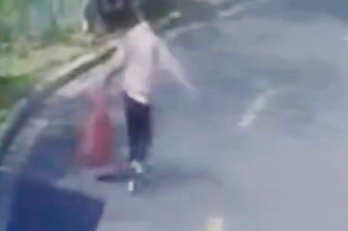 Wu terlihat di CCTV taman tinggalkan taman terburu-buru membawa plastik merah dan tongkat kayu