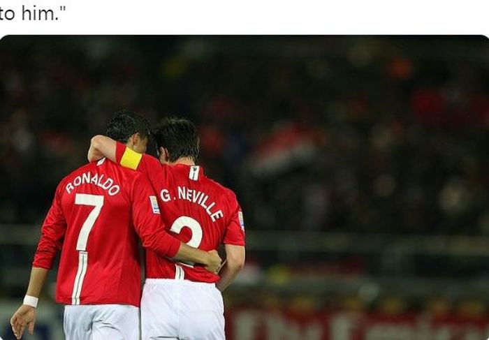 Cristiano Ronaldo dan Gary Neville berangkulan saat membela Manchester United.