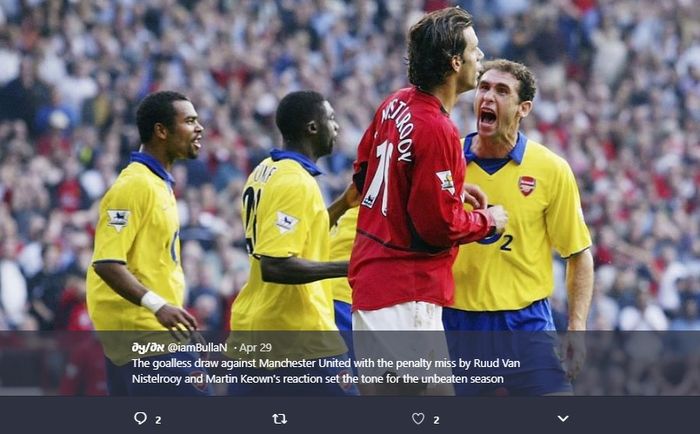 Martin Keown (kanan) berteriak dan mengejek di depan muka Ruud van Nistelrooy saat gagal mengeksekusi penalti