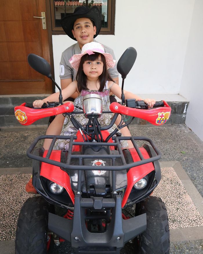 Nizam Hasan dan adik 