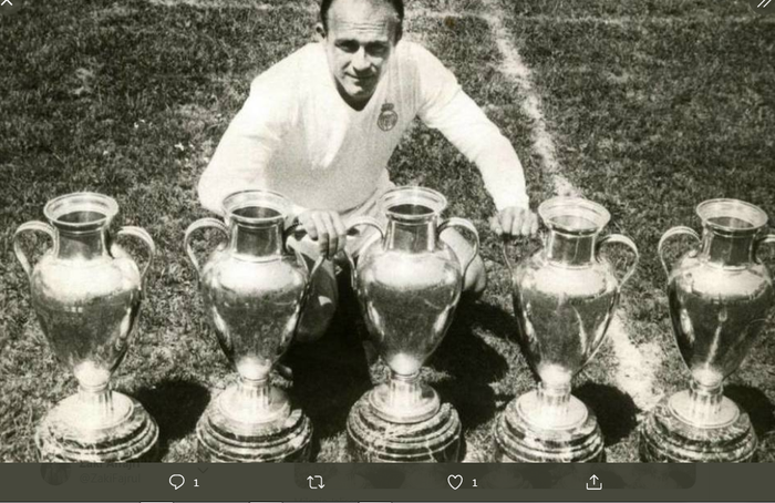 Legenda Real Madrid, Alfredo Di Stefano, saat berpose dengan piala yang dia raih.