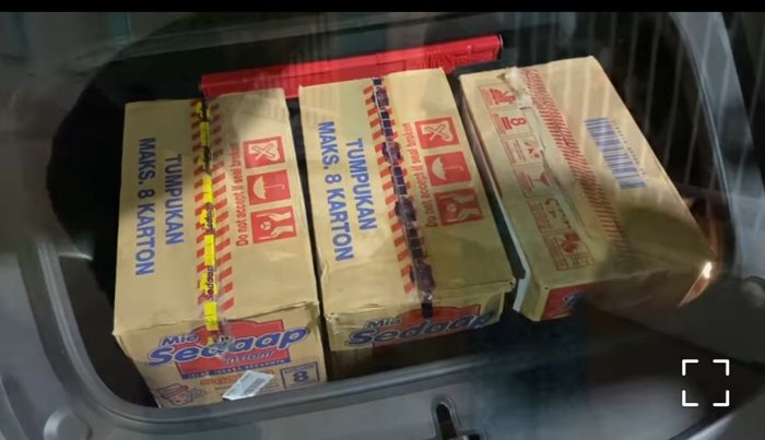 Kardus <a href='https://style.tribunnews.com/tag/mie-instan' title='mie instan'>mie instan</a> yang berisi uang jutaan Rupiah dan paket sembako.
