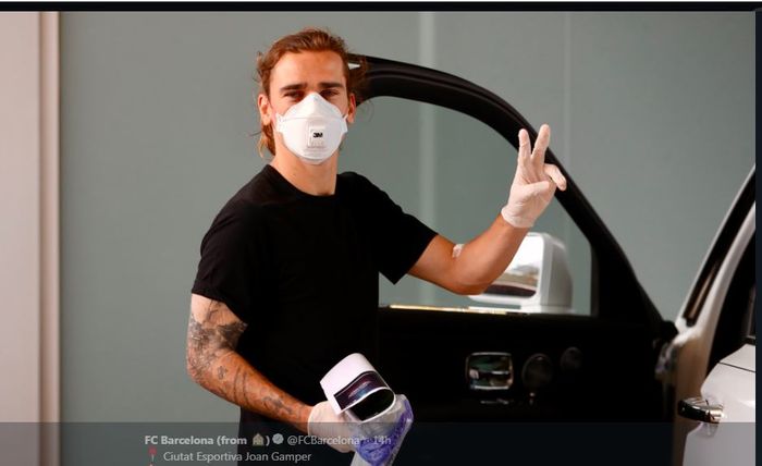 Antoine Griezmann saat tiba di kompleks latihan Barcelona di Ciutat Esportiva Joan Gamper, 6 Mei 2020.