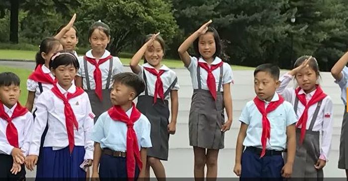 Murid-murid Korea Utara di jalanan Pyongyang