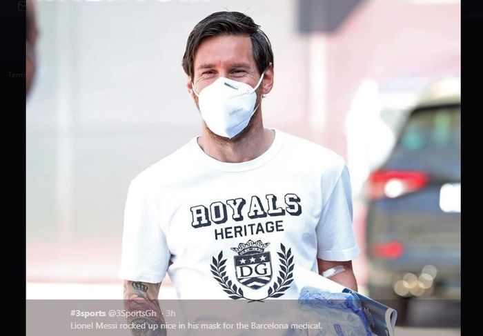 Bintang Barcelona, Lionel Messi, tiba di kompleks latihan tim memakai masker untuk menjalani tes Covid-19, Rabu (6/5/2020).