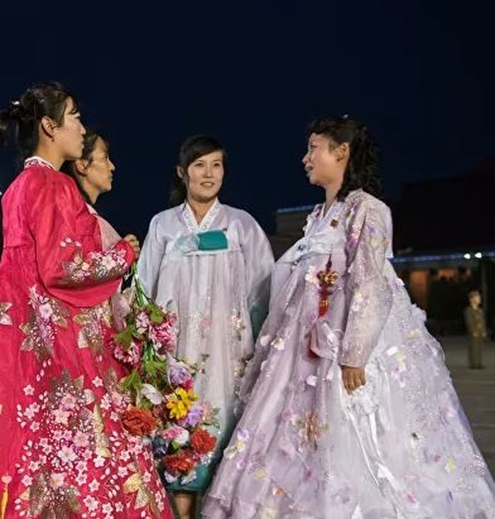 Wanita Korea Utara yang berpakaian pakaian rapi nan menawan