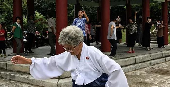 Penduduk lansia Korea Utara yang sedang senam
