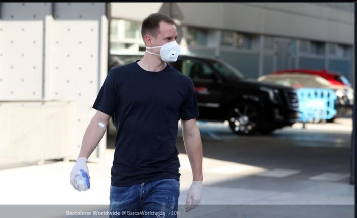 Marc-Andre ter Stegen saat tiba di kompleks latihan Barcelona di Ciutat Esportiva Joan Gamper, 6 Mei 2020.