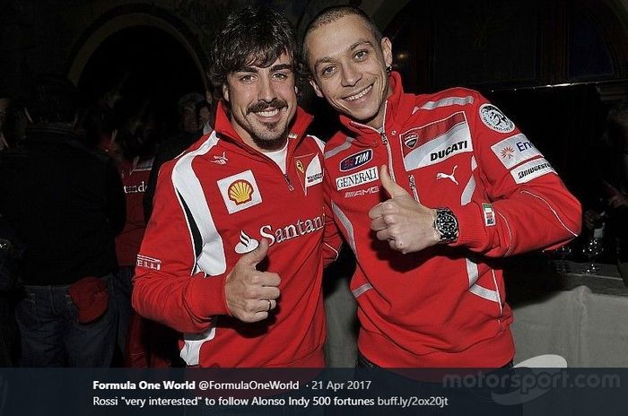 Fernando Alonso (kiri) berpose bersama Valentino Rossi. Alonso saat itu membela tim Ferrari di F1 adapun Rossi membela Ducati di MotoGP.