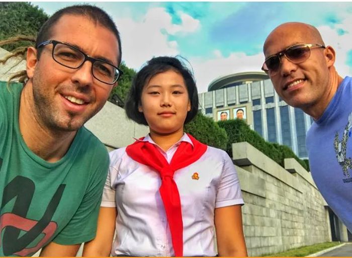 Murid sekolah Korea Utara berfoto dengan Phillip Milosavlejic