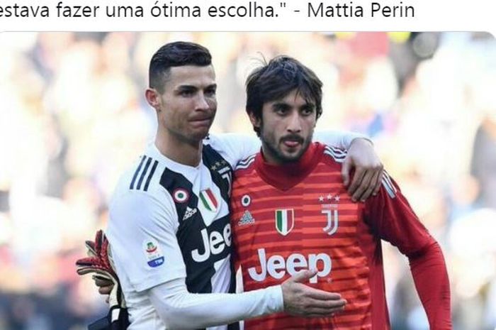 Megabintang Juventus, Cristiano Ronaldo, merangkul Mattia Perin.