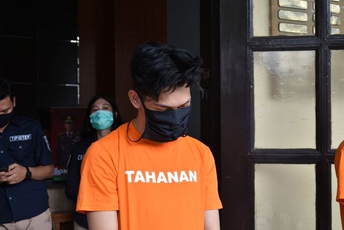 Alasan Konyol Ferdian Paleka Bikin Video Prank Sembako Sampah ke Waria