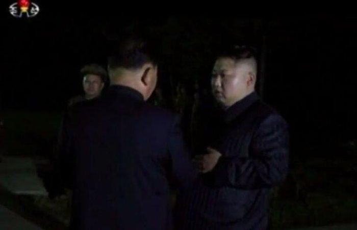 Kim Jong Un memeriksa peluncuran rudal balistik (2017)