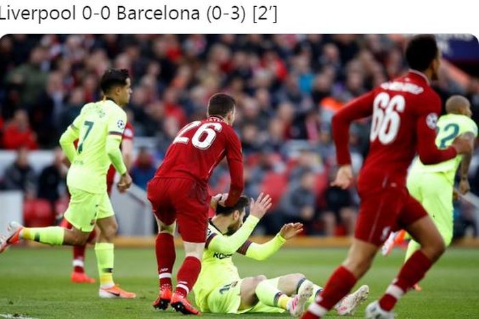 Bek Liverpool, Andy Robertson, memegang kepala megabintang Barcelona, Lionel Messi.